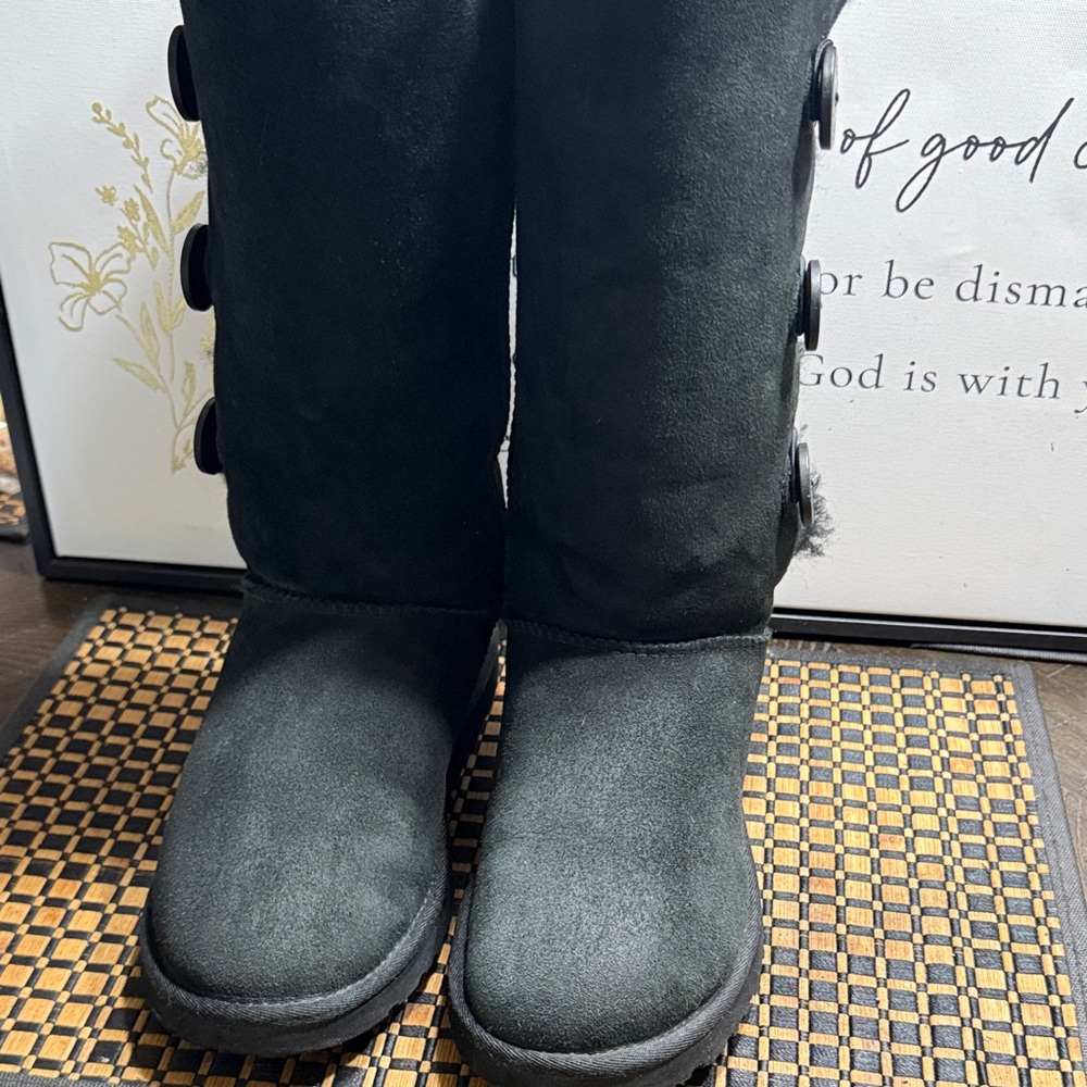 UGG Black Winter Boots with Button Accents Women SZ 8- Box 14